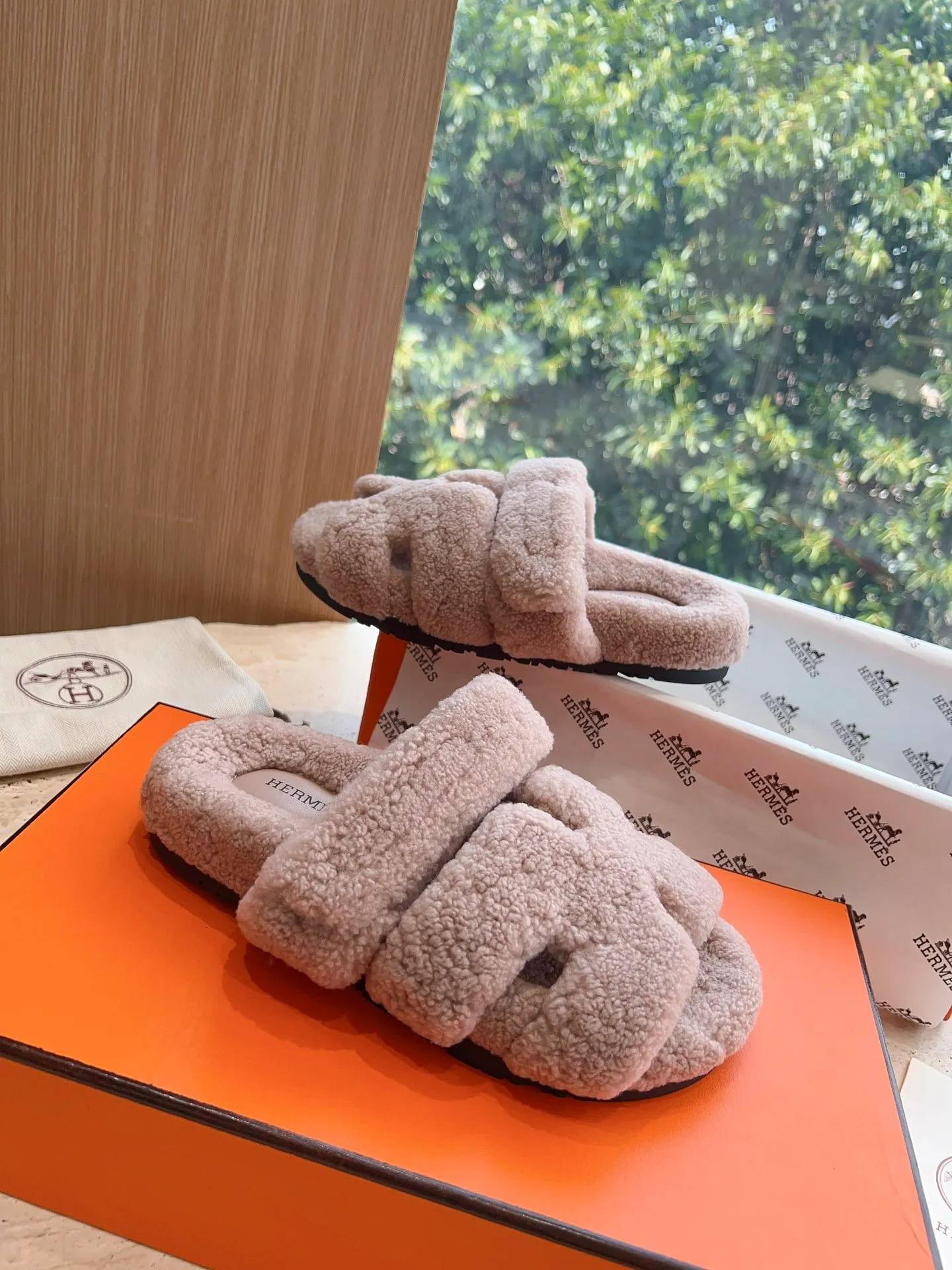 👟👟Ex-factory price 500👟👟 (Top version) Hermes Hermès Second Uncle Fur Slippers Can be made without standard: [Note: No standard needs to be customized] In 2024, the official website and Xiaohongshu will synchronize the latest color matching Hermès hot models, upgraded workmanship, high quality! Fashionable small wool H-slip autumn and winter style flat-soled wool mop. Fabric: Imported lamb's roll real wool. Lining: Imported lamb's roll real wool. Outsole: Genuine leather outsole. Size: 35-43, [Note: 41, 42, 43 customized]